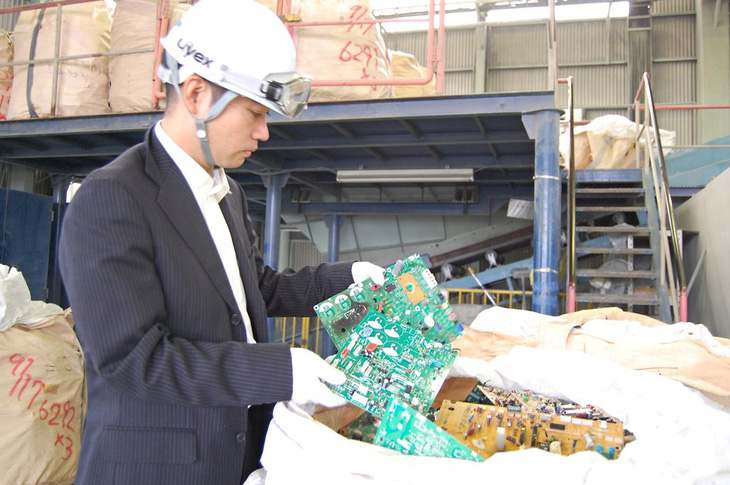 Nhật Bản thu hồi đất hiếm từ nước ngoài để tái chế trong nước - Ảnh 1.