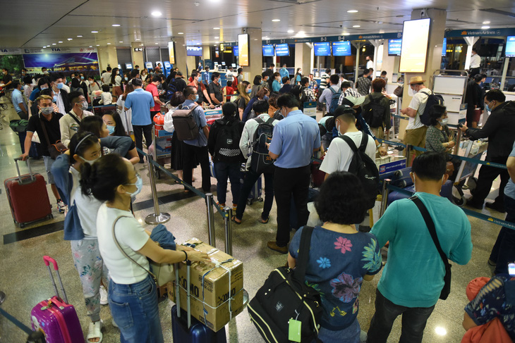Sân bay ùn ứ, nhiều khách suýt lỡ chuyến bay vì thiếu khai báo y tế - Ảnh 1.