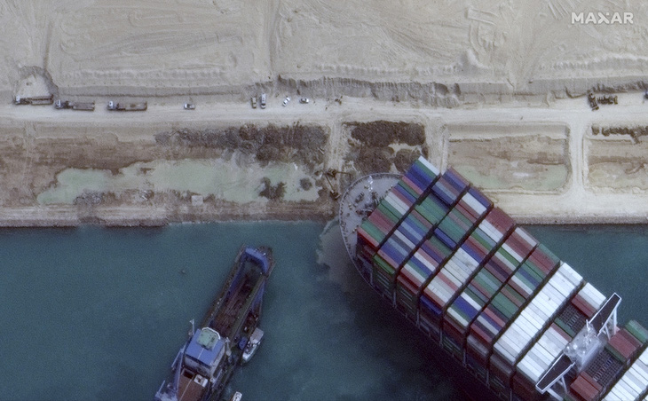 Tàu Ever Given lướt sóng trên kênh đào Suez sau khi được giải cứu - Ảnh 8.
