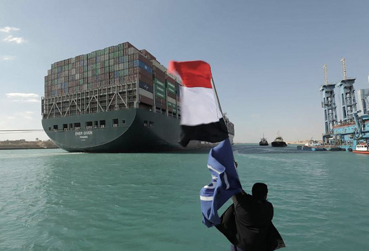 Tàu Ever Given lướt sóng trên kênh đào Suez sau khi được giải cứu - Ảnh 2.