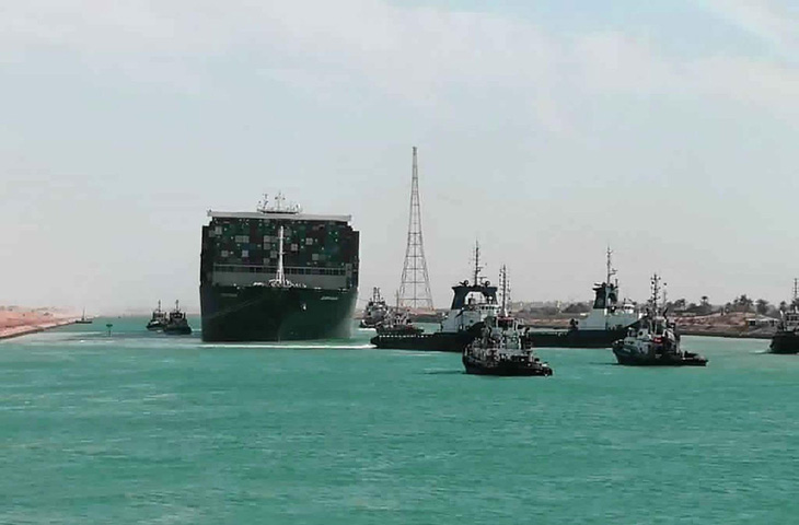 Tàu Ever Given lướt sóng trên kênh đào Suez sau khi được giải cứu - Ảnh 11.