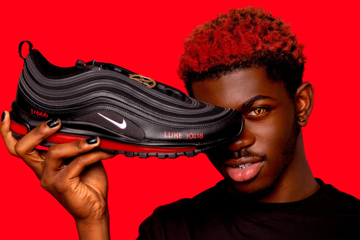 Nike kiện công ty sản xuất giày chứa giọt máu người - Ảnh 1.
