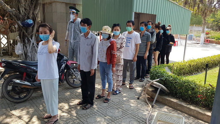 6 người Việt điều trị khỏi COVID-19 ở Campuchia được đưa về nước - Ảnh 2.