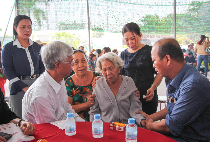 Lãnh đạo TP.HCM đến viếng thăm các nạn nhân trong vụ cháy chết 6 người - Ảnh 2.