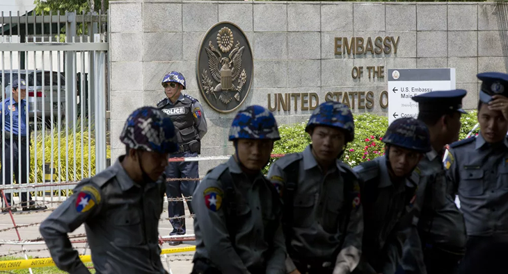 Mỹ rút nhân viên ngoại giao khỏi Myanmar, Nhật ngừng viện trợ - Ảnh 1.