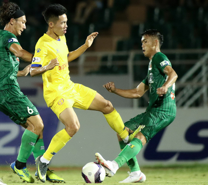 V-League 2021: Sao đá gãy chân đối phương mà trọng tài chỉ rút thẻ vàng? - Ảnh 1.