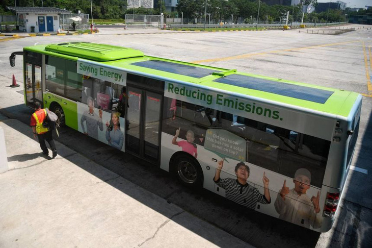 Singapore thử nghiệm xe buýt chạy bằng pin năng lượng Mặt trời - Ảnh 1.