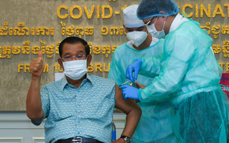 Thủ tướng Hun Sen tiêm vắc xin AstraZeneca do Ấn Độ tài trợ