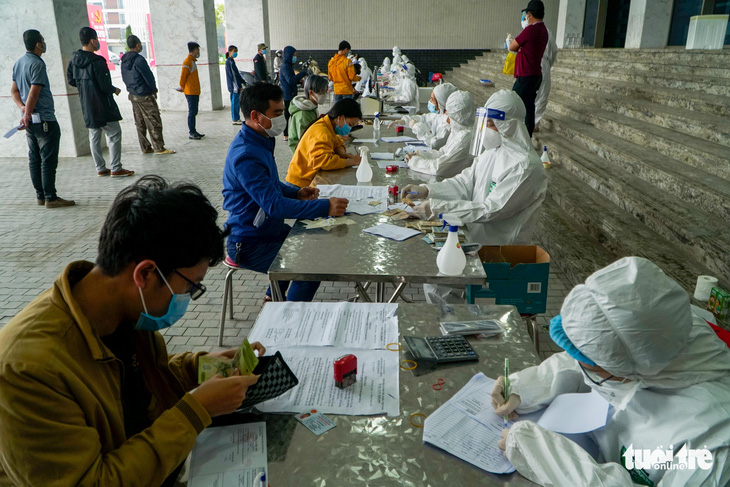 Hàng trăm sinh viên Hải Dương đi xét nghiệm COVID-19 trước khi trở lại Hà Nội - Ảnh 5.