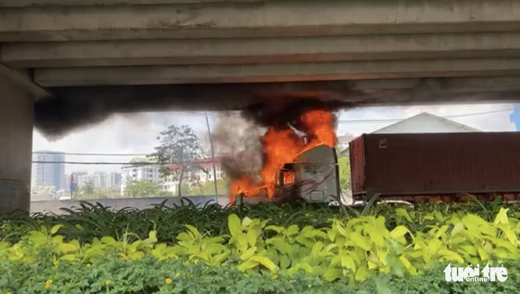 Xe container bốc cháy dữ dội dưới cầu Phú Mỹ - Ảnh 1.