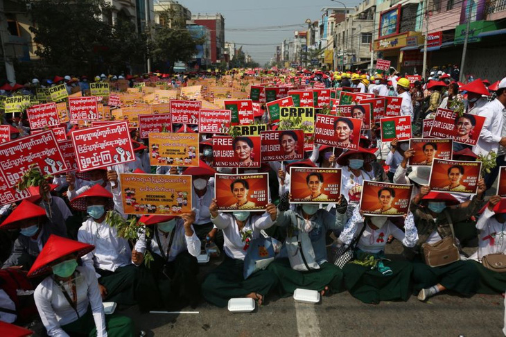 Myanmar chỉ yên khi quân đội khóa tay được bà Suu Kyi? - Ảnh 1.