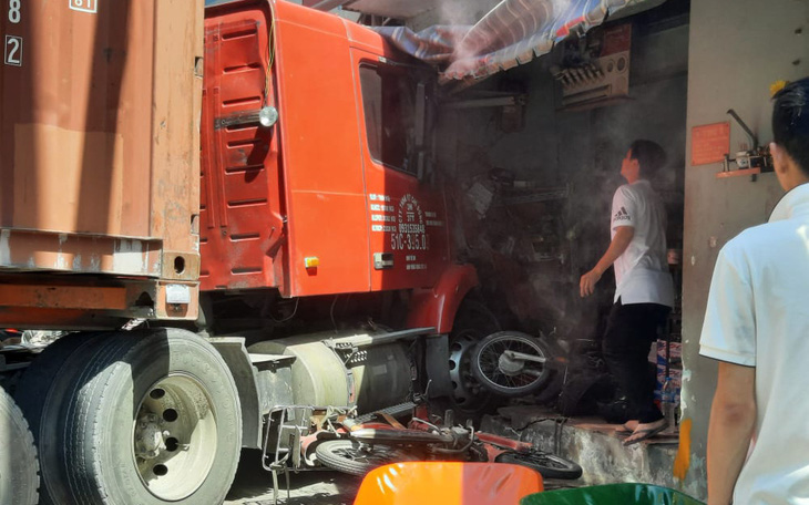 Xe container lao thẳng vào nhà dân ở quận 7, cuốn nhiều xe máy, 1 người chết