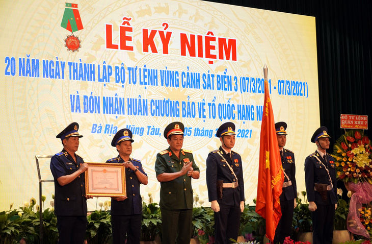 Bộ tư lệnh Vùng cảnh sát biển 3 nhận Huân chương Bảo vệ Tổ quốc hạng nhì - Ảnh 1.