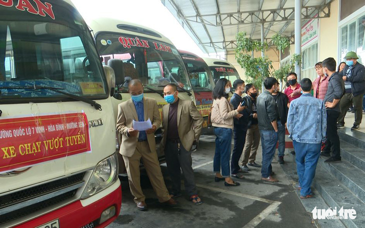 Điều xe buýt ‘giải cứu’ khách vì xe khách đồng loạt bãi bến - Ảnh 2.