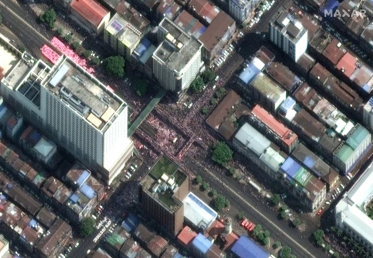 Biểu tình phản đối đảo chính ở Myanmar nhìn từ ảnh vệ tinh - Ảnh 4.