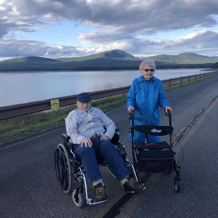 Cặp đôi 94 tuổi ở New York nên duyên giữa đại dịch - Ảnh 1.