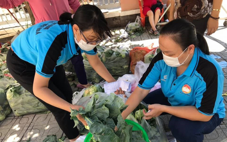 Người Sài Gòn bán bắp cải, su hào giúp nông dân Hải Dương