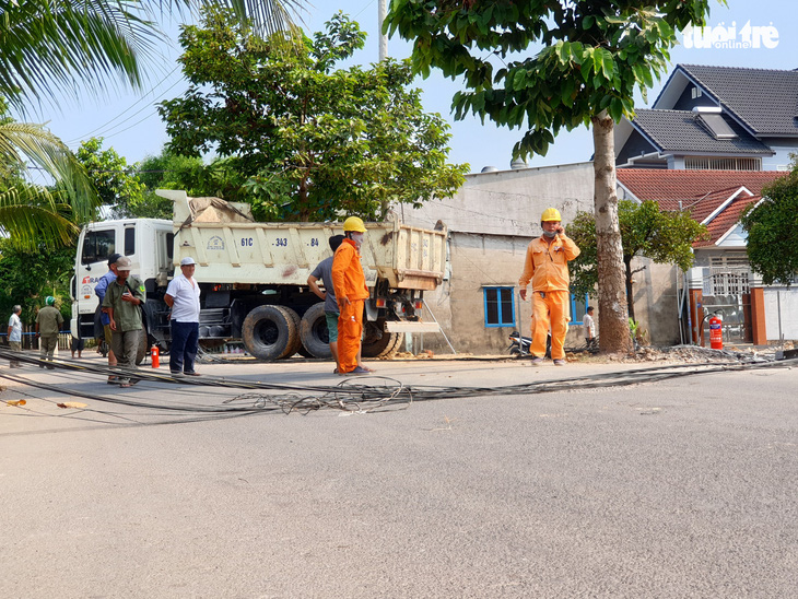 Xe ben quên hạ thùng, cuốn dây hạ gục 6 cột điện ở Bình Dương - Ảnh 3.