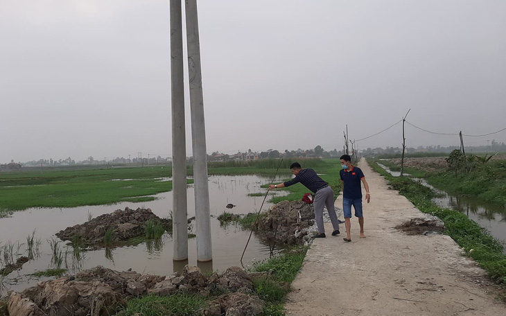 Hai cháu nhỏ là anh em ruột chết dưới hố chôn cột điện thi công dang dở, không rào chắn