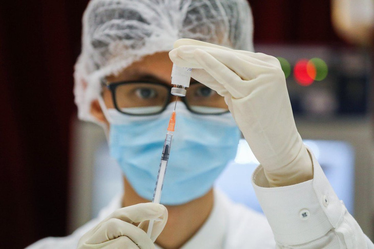 18 người Hong Kong nhập viện sau khi tiêm vắc xin COVID-19 của Trung Quốc - Ảnh 1.