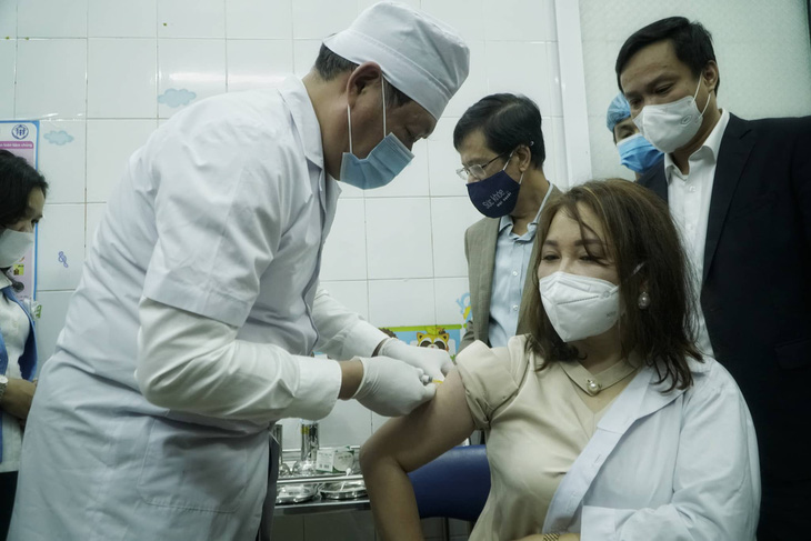 Tiêm vắc xin COVID-19 ở TP.HCM, Hà Nội và Hải Dương: Sau tiêm 30 phút đã trở lại làm việc - Ảnh 5.