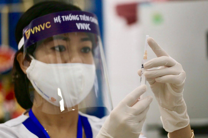 Tiêm vắc xin COVID-19 ở TP.HCM, Hà Nội và Hải Dương: Sau tiêm 30 phút đã trở lại làm việc - Ảnh 4.