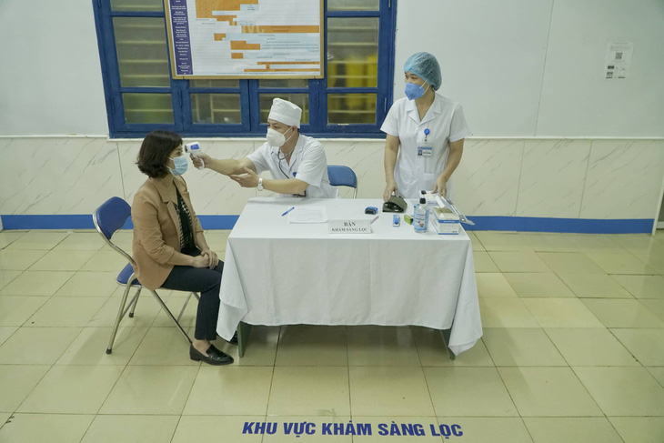 Tiêm vắc xin COVID-19 ở TP.HCM, Hà Nội và Hải Dương: Sau tiêm 30 phút đã trở lại làm việc - Ảnh 8.