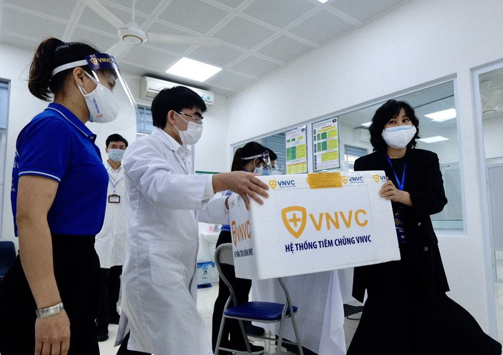 Tiêm vắc xin COVID-19 ở TP.HCM, Hà Nội và Hải Dương: Sau tiêm 30 phút đã trở lại làm việc - Ảnh 12.
