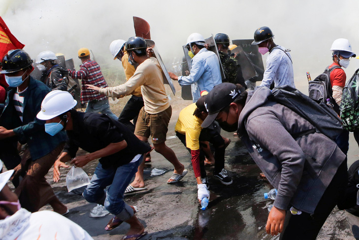 Cảnh sát Myanmar vây bắt người biểu tình trong đêm - Ảnh 1.