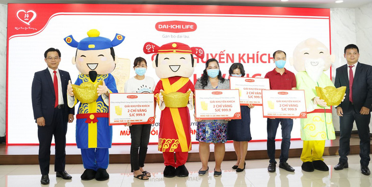 Lộc vàng trị giá hơn 9 tỉ đồng chính thức trao tay hàng trăm khách hàng Dai-ichi Life Việt Nam - Ảnh 1.