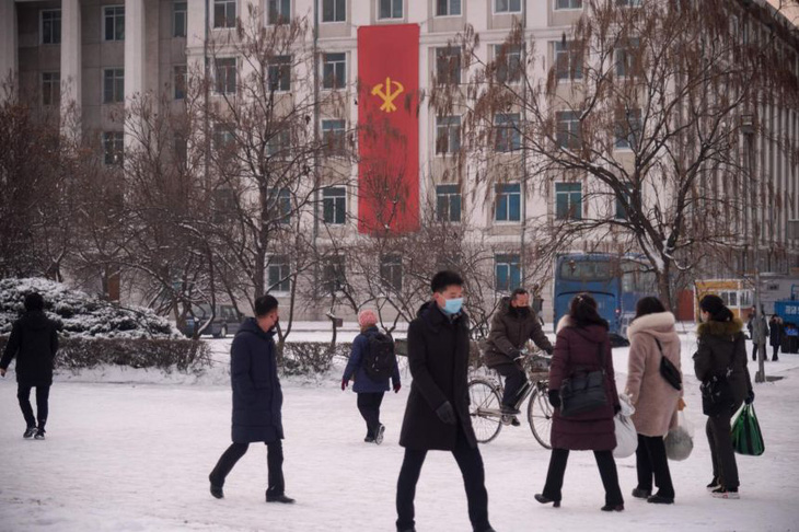 Nga: Điều kiện sống tại Bình Nhưỡng ngày càng khó khăn vì lệnh cấm COVID-19 - Ảnh 1.