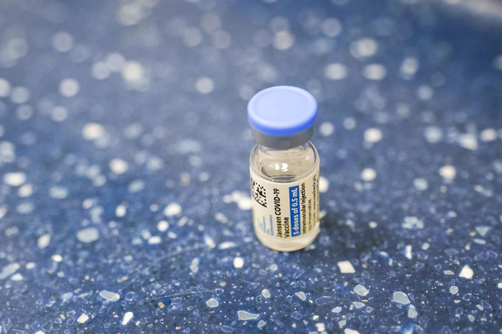Nhầm lẫn tai hại, nhà máy Mỹ làm hỏng 15 triệu liều vắc xin COVID-19 - Ảnh 1.
