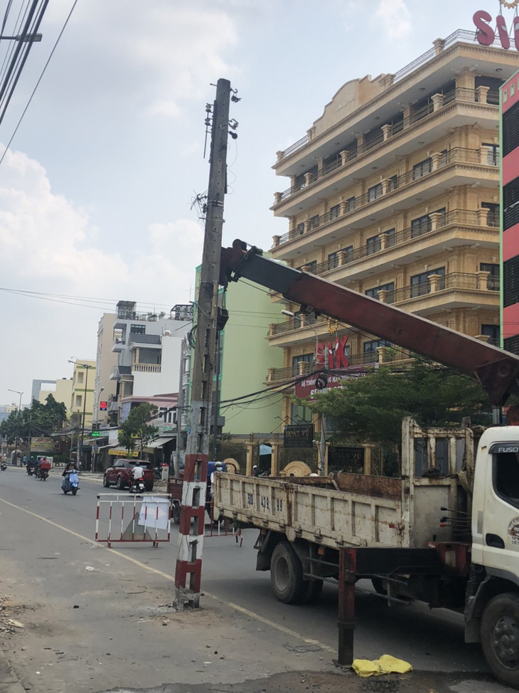 Tháo dỡ xong 62 trụ điện nằm giữa đường Tô Hiệu, quận Tân Phú - Ảnh 1.
