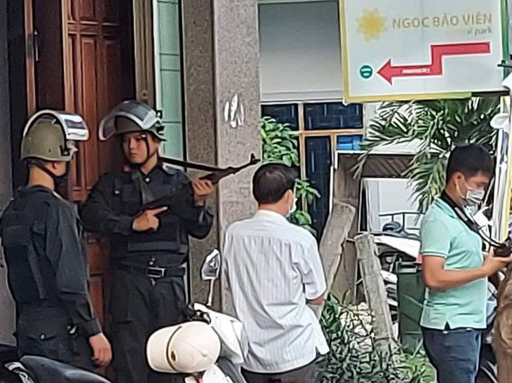 Công an mặc áo giáp, mang súng phong tỏa căn nhà ở TP Quảng Ngãi - Ảnh 1.