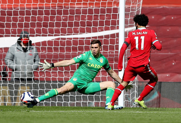 Thắng nghẹt thở Aston Villa, Liverpool vào top 4 - Ảnh 1.