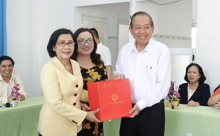Phó thủ tướng Trương Hòa Bình tặng quà cho trẻ khuyết tật Quảng Ngãi - Ảnh 1.