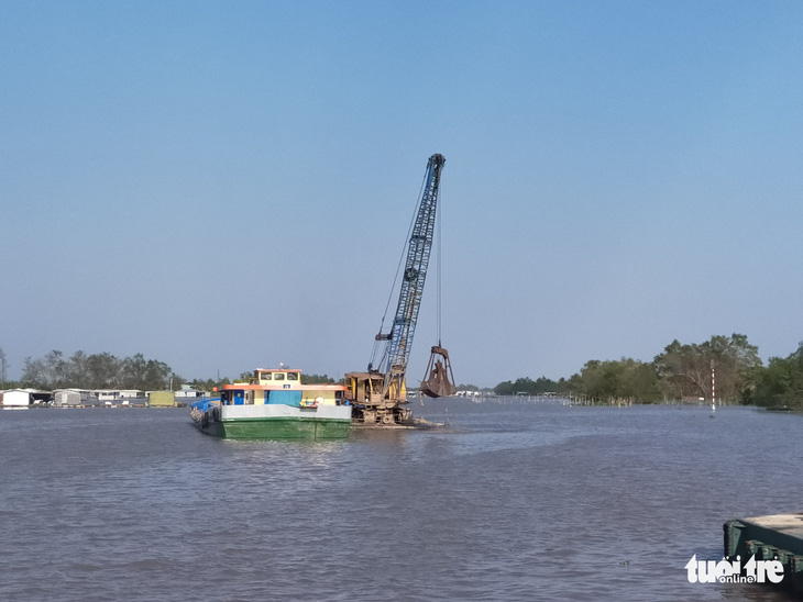 Cát khan hiếm, sà lan đậu khắp sông Tiền khiến doanh nghiệp khốn khổ - Ảnh 5.