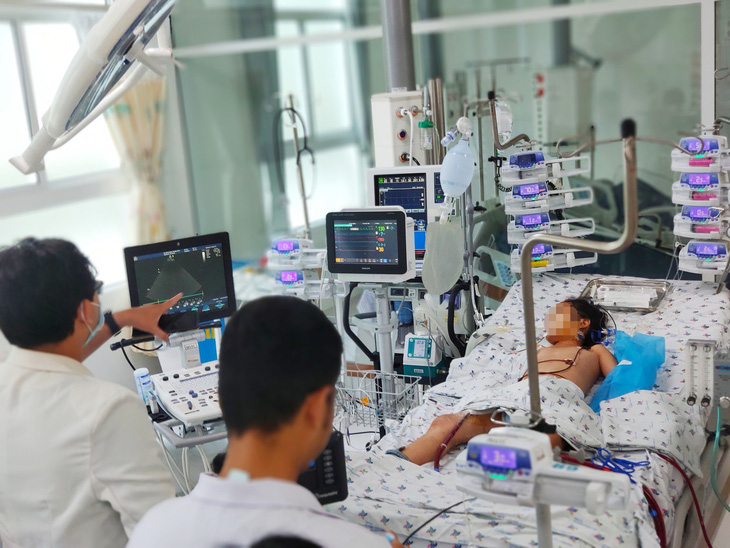 Giành lại tính mạng bé gái bị viêm cơ tim, sốc tim bằng kỹ thuật ECMO - Ảnh 1.