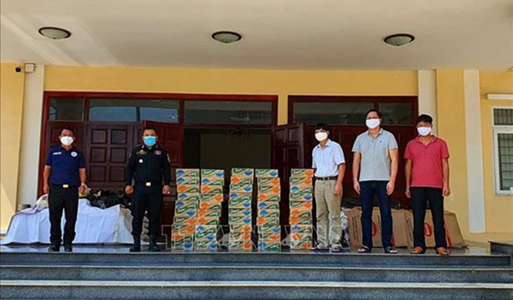 Tặng quà, phân phát hàng cứu trợ cho người Việt khó khăn ở Campuchia - Ảnh 1.