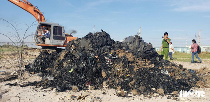 Từ điều tra của Tuổi Trẻ: Nhóm chôn 4.400 tấn rác thải san lấp mặt bằng hầu tòa - Ảnh 1.