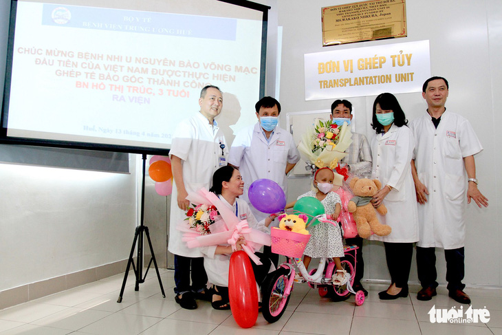 Bệnh nhi đầu tiên của Việt Nam được chữa khỏi u nguyên bào võng mạc nhờ ghép tế bào gốc - Ảnh 1.