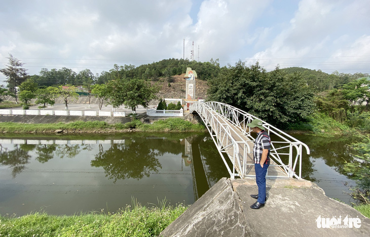 Lập đoàn kiểm tra vụ nước kênh Nhà Lê đổi màu đen, bốc mùi hôi thối - Ảnh 2.