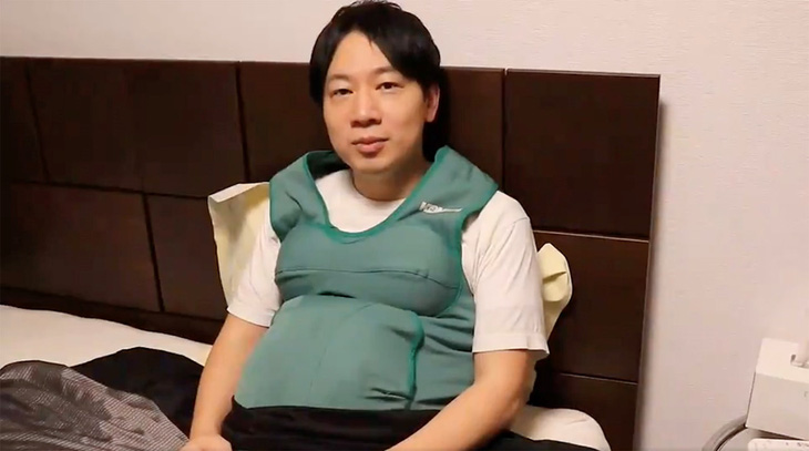 Nam nghị sĩ Nhật Bản đeo bụng bầu giả để thấu hiểu nỗi khổ của phụ nữ - Ảnh 1.