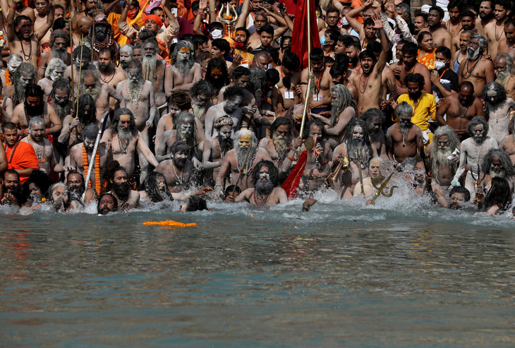 Tham gia lễ hội ở sông Hằng, hơn 1.000 người cùng thành phố mắc COVID-19 - Ảnh 2.