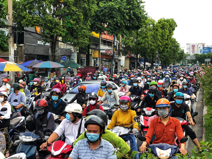 Mưa nhẹ sáng, xe ùn ứ nhích từng chút một trên khắp các đường Sài Gòn - Ảnh 3.