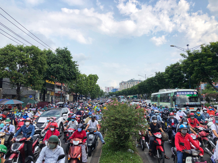 Mưa nhẹ sáng, xe ùn ứ nhích từng chút một trên khắp các đường Sài Gòn - Ảnh 4.