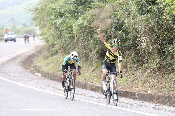 Tấn Hoài rút thắng hai ngoại binh ở chặng đua gần 200km - Ảnh 2.