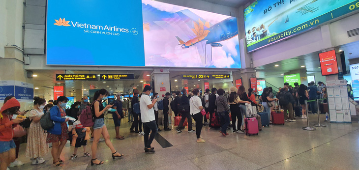 Sân bay Tân Sơn Nhất đông nghẹt, khách xếp hàng suýt lỡ chuyến - Ảnh 2.