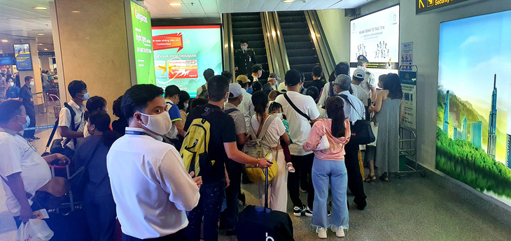 Sân bay Tân Sơn Nhất đông nghẹt, khách xếp hàng suýt lỡ chuyến - Ảnh 4.