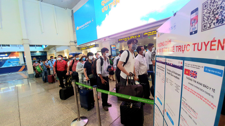 Sân bay Tân Sơn Nhất đông nghẹt, khách xếp hàng suýt lỡ chuyến - Ảnh 6.